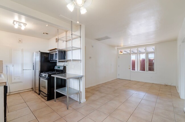 Building Photo - Private Home Steps away from U of A Campus!