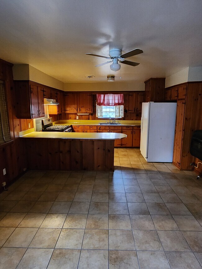 Building Photo - 729 Heather Ln