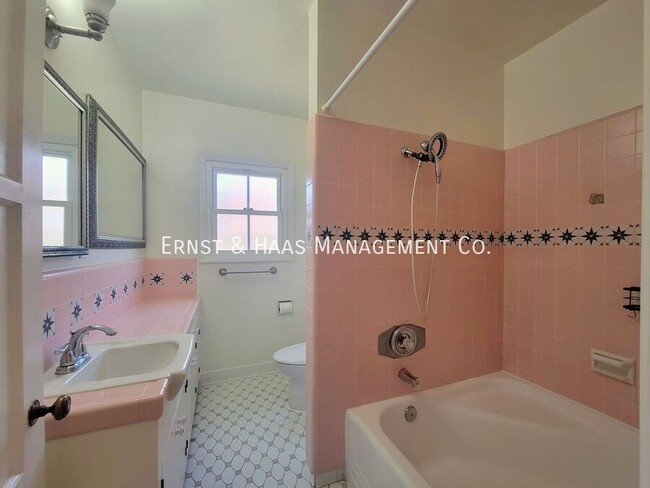 Building Photo - Beautiful Bixby Knolls 2 Bedroom Home with...