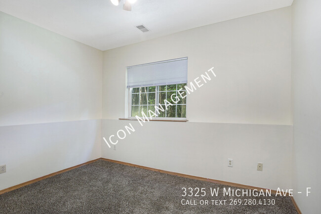 Building Photo - SPACIOUS TOWNHOME in PRIME WMU AREA!