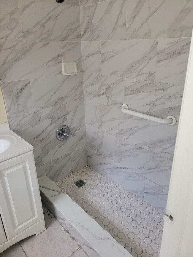 Building Photo - 5471 Ravenswood Rd