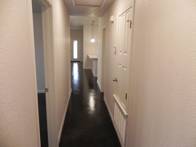 Building Photo - 1423 Natchez Trl.