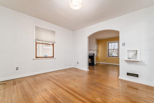 Building Photo - 683 S Roosevelt Ave