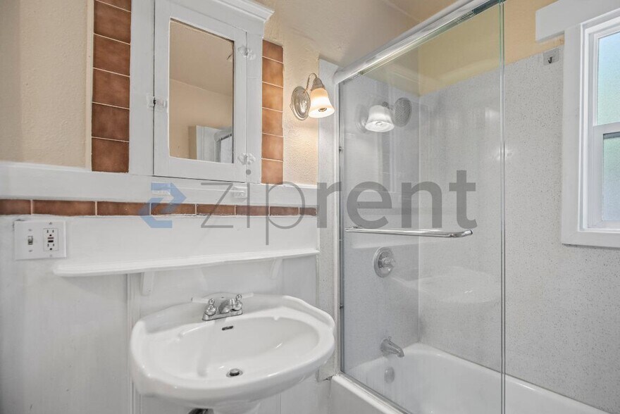 Building Photo - 1613 Pomona St