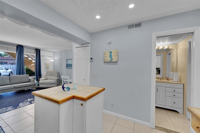 Building Photo - 4627 Bougainvilla Dr