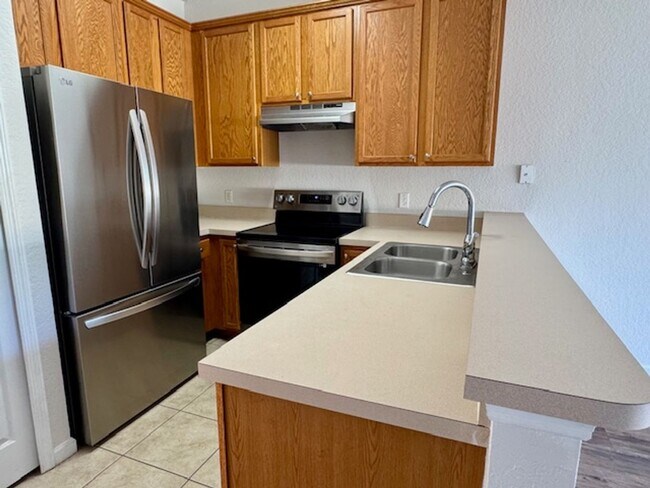 Building Photo - Townhome In St Cloud For Rent with  4 Bedr...