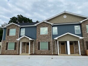 Building Photo - The Highlands on Main
