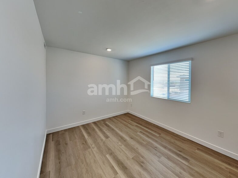 Building Photo - 9665 N Avenida Lucena