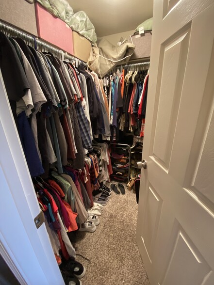 Walk-in closet - 1641 W Canal Cir, 735