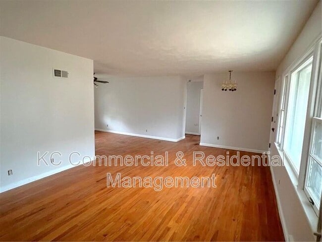 Building Photo - 800 E 75th Terrace