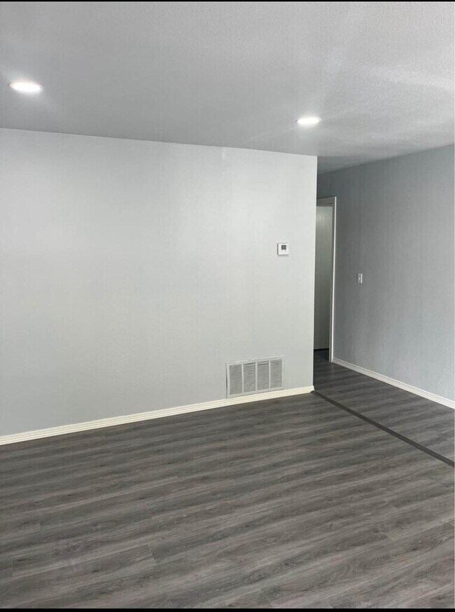 Building Photo - 1701 N Lewis Ave