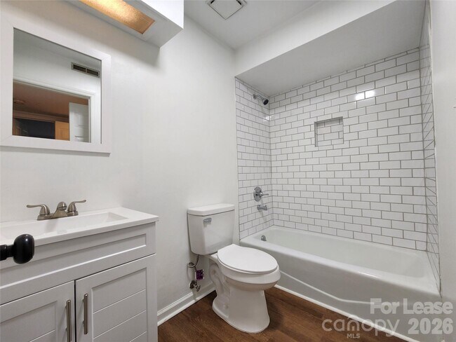 Building Photo - 5721 Dockside Dr