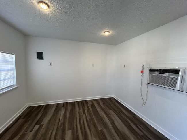 Building Photo - 1528 Avenue A