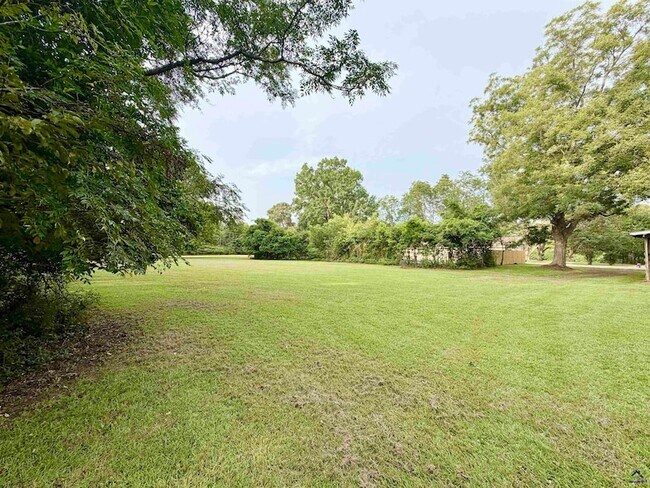 Building Photo - 533 Lake Joy Rd