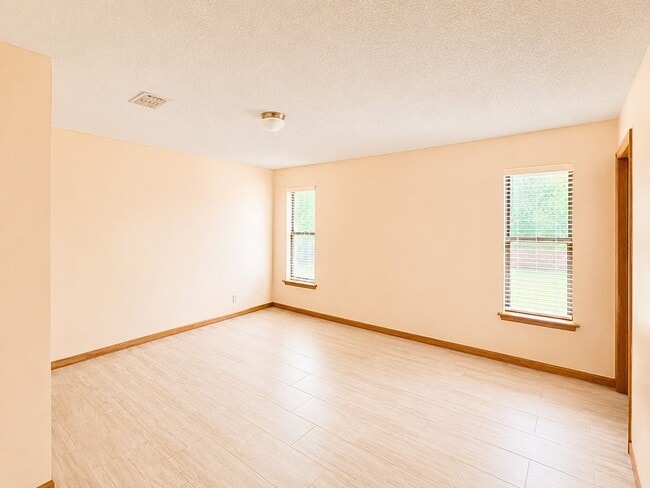 Building Photo - 603 Plantation Village Dr
