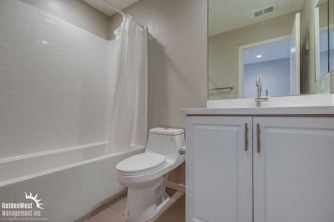 Building Photo - Stylish 3Bdm 3Ba Townhouse with Modern Upgrades and Prime Location in Escondido!