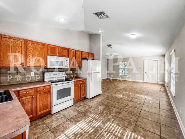 Building Photo - 2 Bed, 2 Bath Duplex on First Street – Washer & Dryer Included, Pet-Friendly, Minutes from Downto...