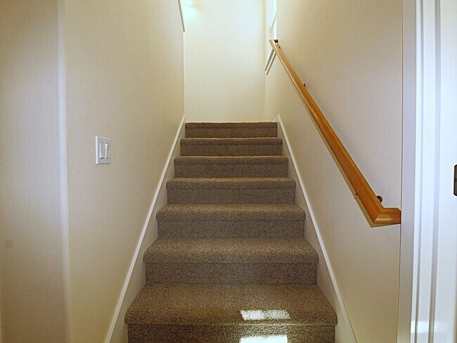 Building Photo - Charming 3-Bedroom Home in NE Bend – Close...