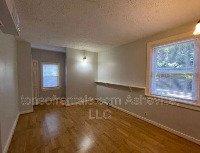 Building Photo - 1316 Hyman Ave