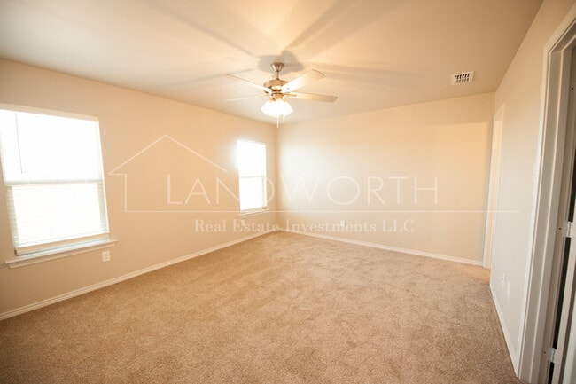 Building Photo - 3/2/2 Townhome near high school