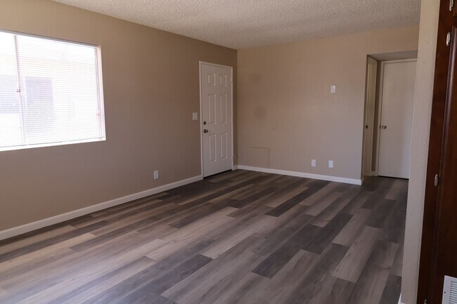 Building Photo - 430 W Moyer Ave
