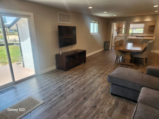 Building Photo - Beautiful home in a private country setting - Lots of light, Great Location.