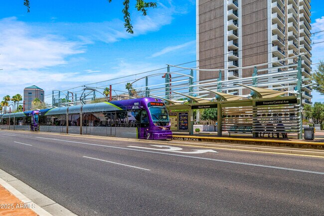 Building Photo - 17 W Vernon Ave