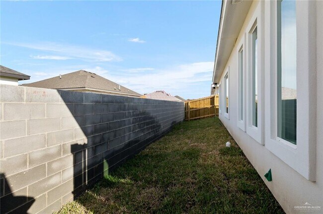 Building Photo - 1007 N Woodson Ave