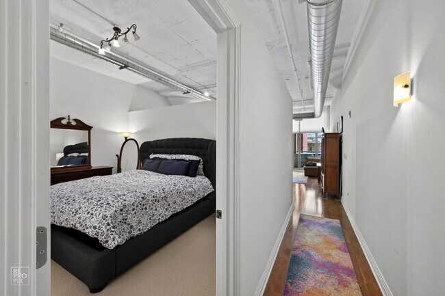 Building Photo - 565 W Quincy St