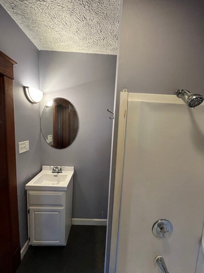 Building Photo - 413 6th St