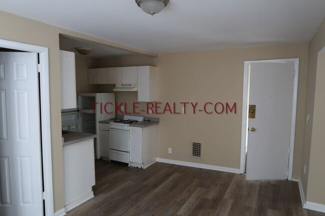 Building Photo - 164-166-166 Meigs St