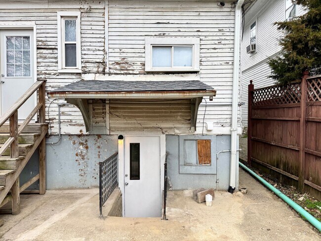 Building Photo - Studio Apartment, Fresh Renovation