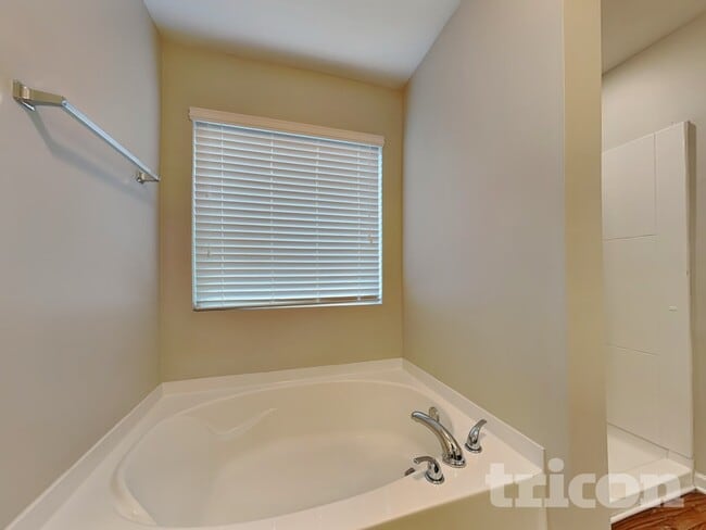 Building Photo - 452 Shady Glen