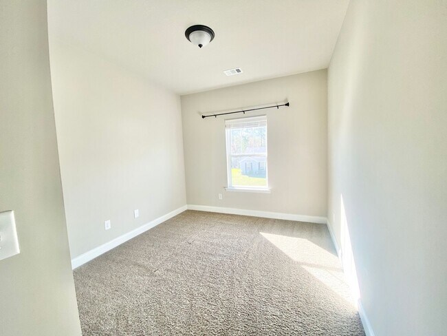 Building Photo - $1000 OFF 1st month rent!!!!Guyton Beauty!...
