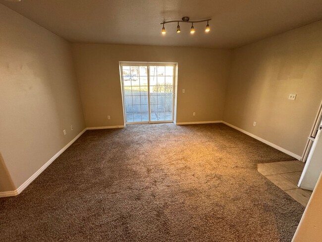 Building Photo - Ground level 3 bedroom 2 bath in Lehi!