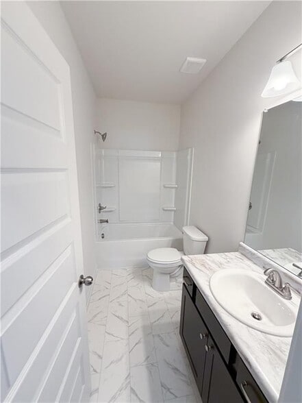 Building Photo - 145 Oak St