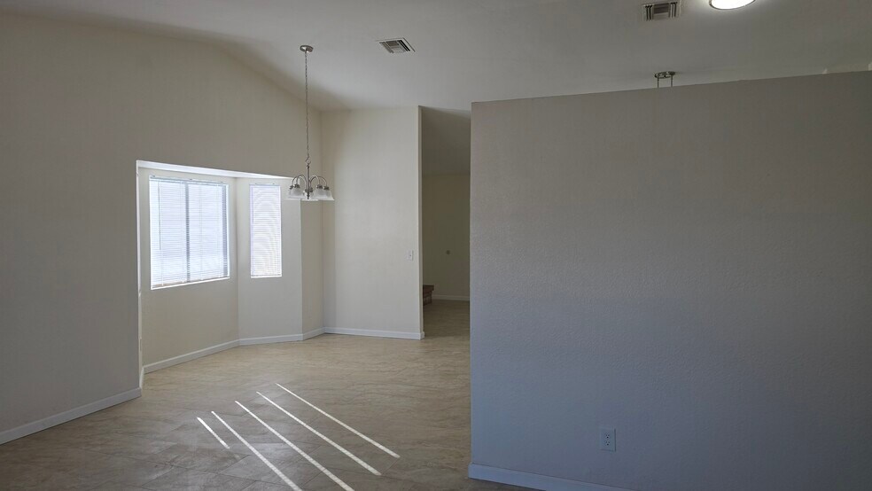 Building Photo - 6140 S Springbrook Dr