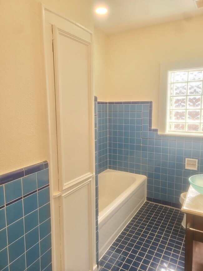 Building Photo - 4703 Chenevert St