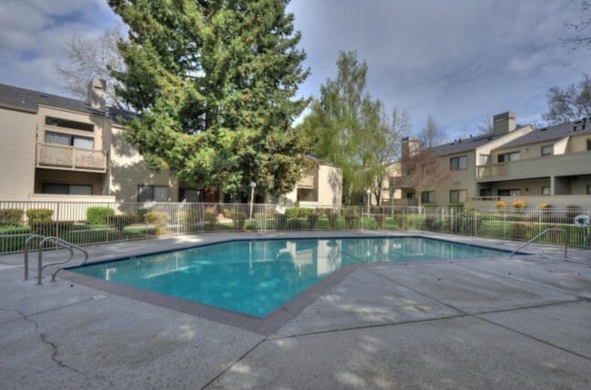 Building Photo - 2 bedroom 2 bath Condo in great neighborhood $3500