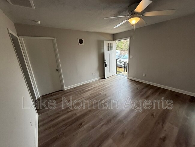 Building Photo - 707 N Main St