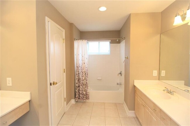 Building Photo - 1060 River Valley Dr