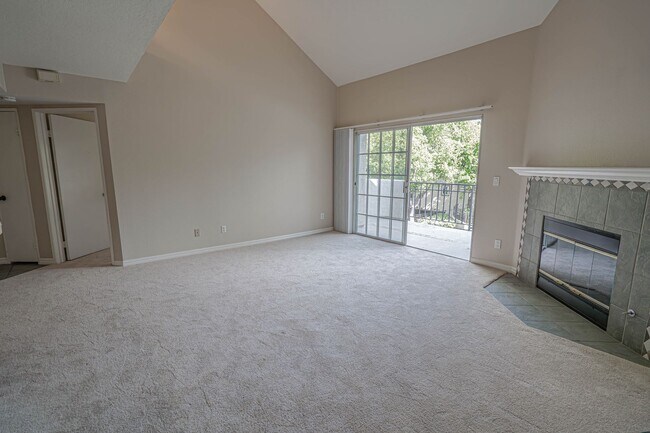 Building Photo - COMING SOON! 2 Bedroom Condo in Valencia!