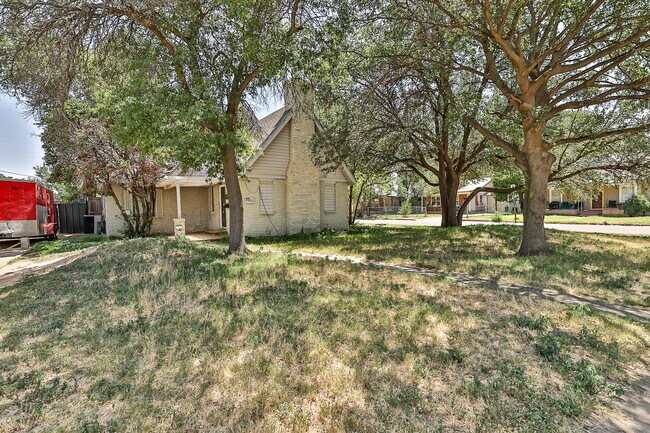 Building Photo - Large 2 story Home
