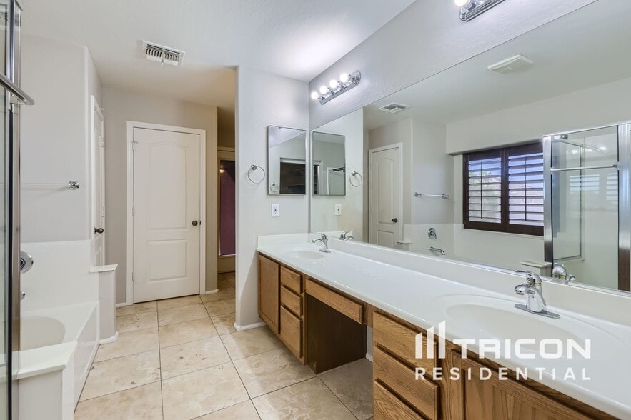 Building Photo - 40781 W Robbins Dr