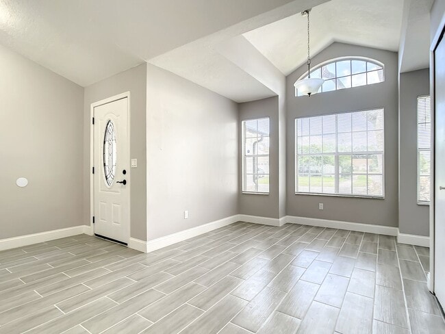 Building Photo - Beautiful 3 Bedroom, 2 Bath POOL Home with 2-Car Garage in the Heart of Hunters Creek!