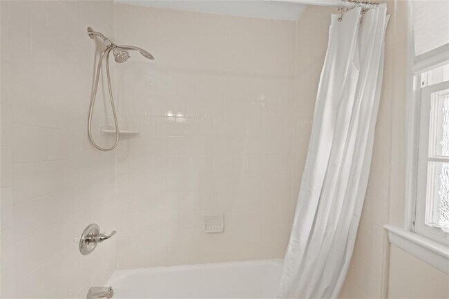 Building Photo - 551 Lyle Dr SE