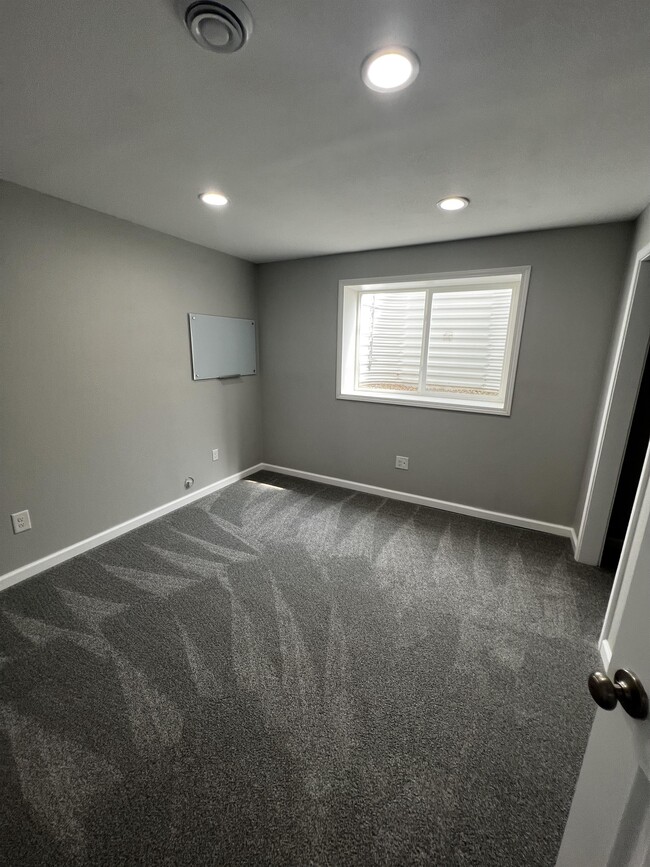 Building Photo - 837 Albert Dr W