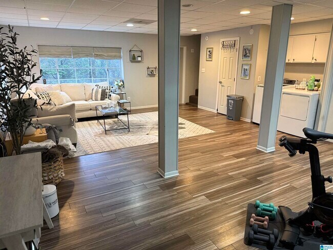 Building Photo - 3153 Woodhaven Dr