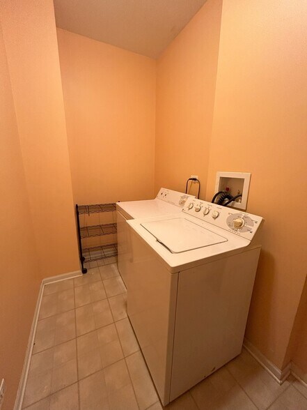 Building Photo - 707 Red Oak Ct