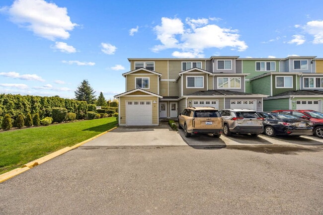Building Photo - 4 bedrooms, 2.5 bathrooms with attached garage. This large unit is 3 floors!  Rent of $3295.00 in...